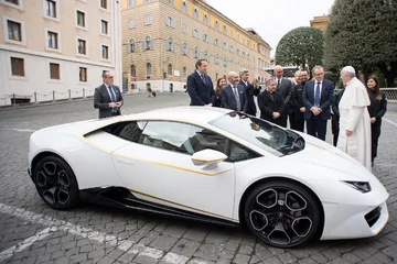 Papież Franciszek przy lamborghini 