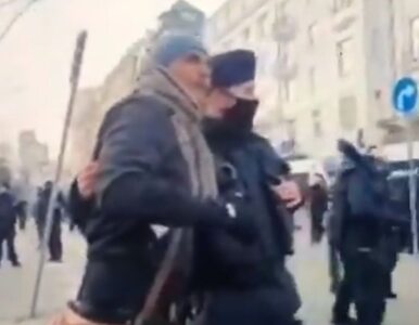 Miniatura: Policjant obstawiał protest antycovidian,...
