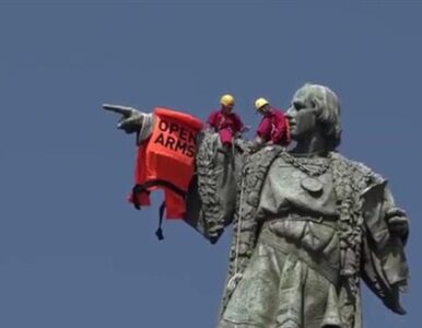 Na 60-metrowym pomniku Krzysztofa Kolumba zawisła kamizelka ratunkowa....
