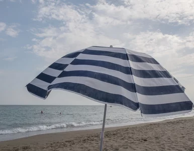 Miniatura: Tragiczny wypadek na plaży. Parasol wbił...
