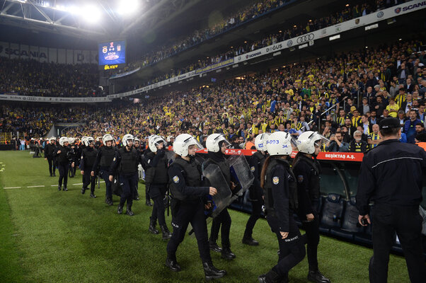 Miniatura: Zamieszki w czasie derbów Stambułu. Ranny...