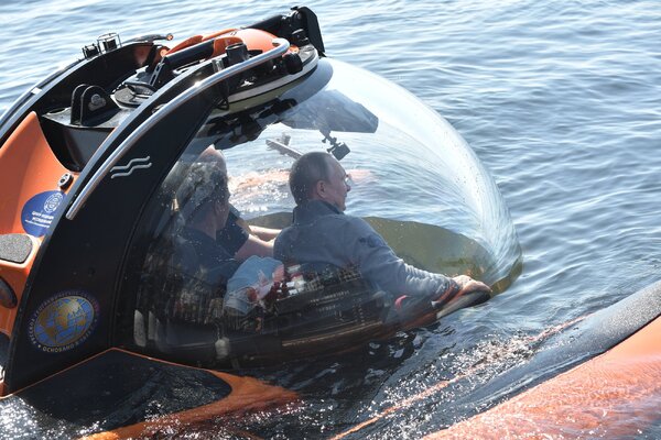 Miniatura: Władimir Putin schodzący na dno w batyskafie