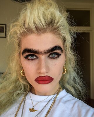 Miniatura: Modelka ma kruczoczarne zarośnięte brwi. Z...