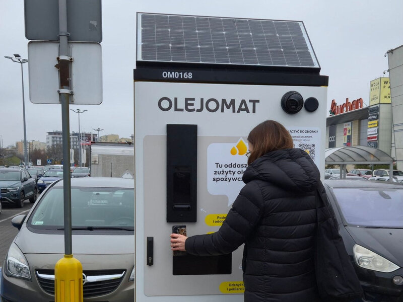Olejomat przy centrum handlowym Wola Park &ndash; tu zużyty olej kuchenny można oddać bezpiecznie i&nbsp;legalnie, zamiast wylewać go&nbsp;do&nbsp;kanalizacji