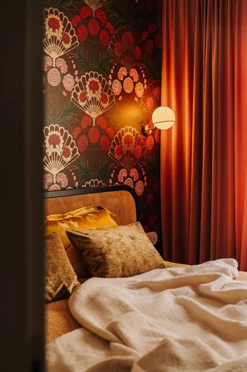 Ten apartament udowadnia, że kobiece wnętrze nie musi być jasne ani przewidywalne. Projekt pracowni Buduar łączy elegancję, funkcjonalność i wyrafinowany klimat 