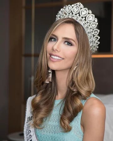 Angela Ponce 