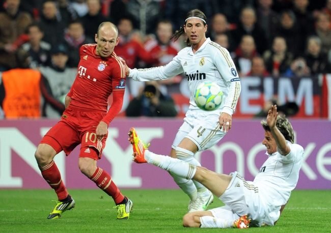Arjen Robben walczy o piłkę z Sergio Ramosem i Fabio Coentrao (fot. EPA/ANDREAS GEBERT/PAP)