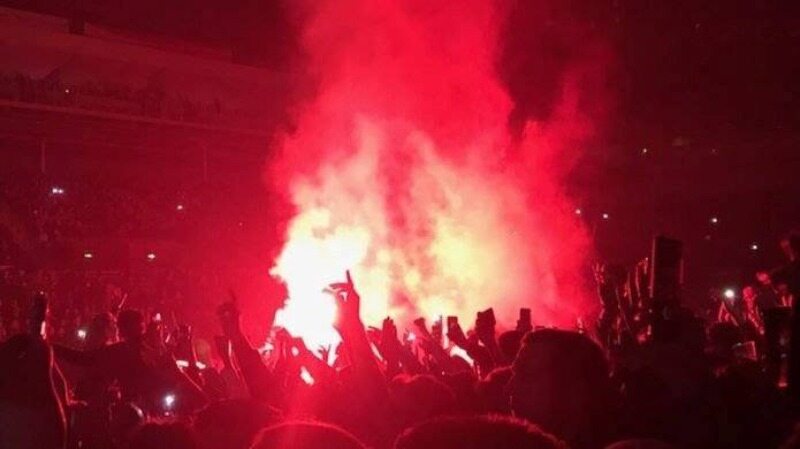 Zdjęcie z koncertu Liama Gallaghera. Płonąca raca poważnie poparzyła Stacey Andrew 