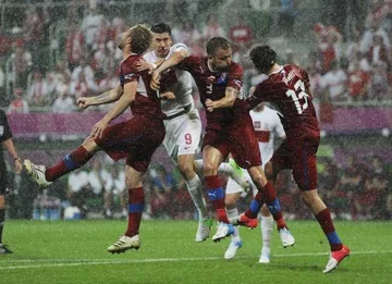 Lewandowski walczył - ale był osamotniony (fot. EPA/AIDAN CRAWLEY/PAP)