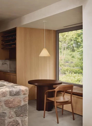 Każdy detal tego domu – od kamiennej wyspy po ręcznie wykonane balustrady – nawiązuje do krajobrazu skalistej wyspy w zatoce Georgian Bay, zacierając granicę między architekturą a naturą 