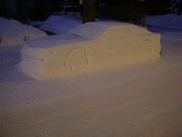 Proces budowy samochodu ze śniegu 