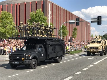 Pojazdy Ford 550 z rampą szturmową, pojazdy M-ATV  MRAP i inne wykorzystywane przez żołnierzy na misjach zagranicznych 