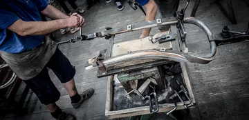 Gięcie litego drewna przy użyciu pary wodnej to technologia, która od ponad 160 lat definiuje charakter mebli produkowanych w Bystřicy pod Hostýnem 