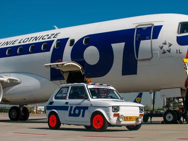 Fiat 126p w malowaniu PLL LOT