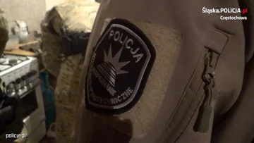 Policja zatrzymała 67-latka i przeszukała jego mieszkanie 