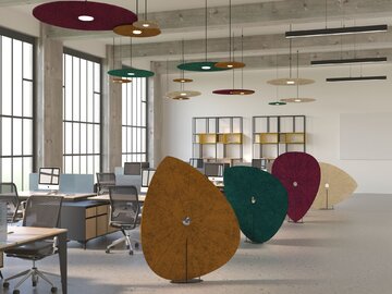 Akustyka w&nbsp;miejscu pracy. Kolekcja akustycznych przegr&oacute;d i&nbsp;filcowych zawiesi Well-being Muraspec. Przegrody w&nbsp;kształcie liści oraz&nbsp;filcowe lampy wykonane zostały z&nbsp;filcu PET, w&nbsp;kt&oacute;rym ponad 70% to&nbsp;materiał przetworzony