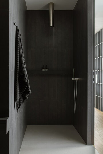 Mieszkanie z&nbsp;czarną kuchnią, proj. Studio Ony-X