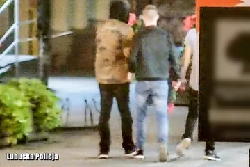 Zrywali i wręczali sobie kwiaty. Będą się tłumaczyć przed sądem 