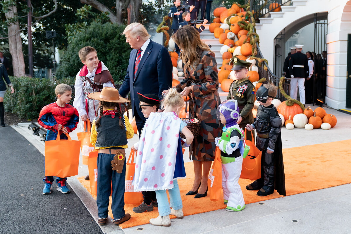 Donald i Melania Trump rozdający słodycze dzieciom 