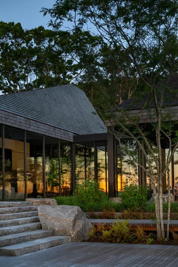Sag Harbor Bay to nagrodzony projekt, w którym architektura krajobrazu podąża za naturą, a nie z nią rywalizuje 