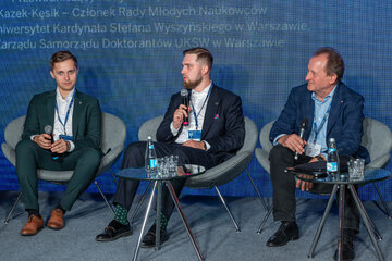 od lewej: Prof. dr hab. Mateusz Hołda, Uniwersytet Jagielloński, Lek. Mateusz Grochowski, Przewodniczący Parlamentu Student&oacute;w RP, Prof. dr hab. Włodzimierz Bernacki, Sekretarz Stanu w&nbsp;Ministerstwie Edukacji i&nbsp;Nauki