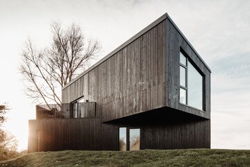 Dom drewniany całoroczny modułowy Falcon House, projekt brytyjskiej pracowni Koto