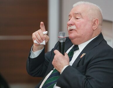 Miniatura: Lech Wałęsa wybiera się do protestujących...