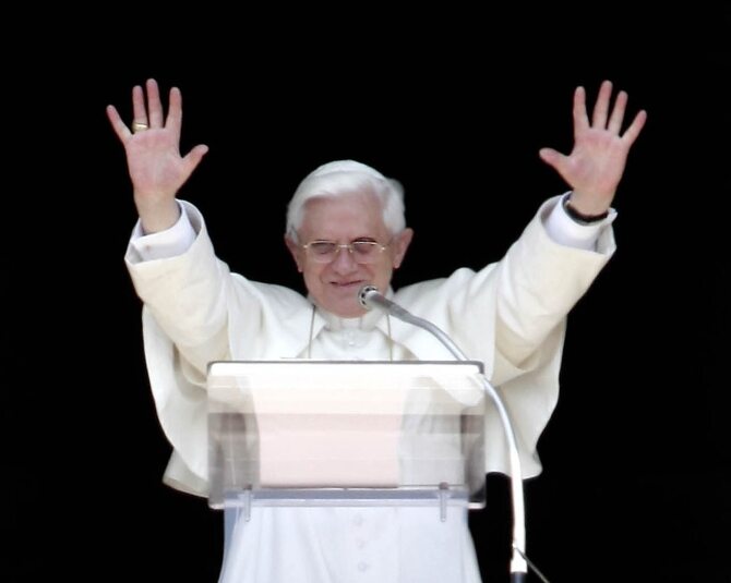 Benedykt XVI został papieżem 19 kwietnia 2005 roku. 2 kwietnia 2005 roku zmarł poprzedni papież - Jan Paweł II