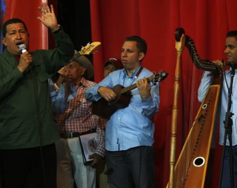Miniatura: Chavez skrytykował Clinton i... zaśpiewał...