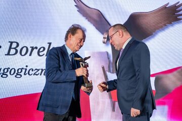 prof. Piotr Borek (z prawej) oraz&nbsp;wręczający nagrodę prof. Włodzimierz Bernacki Sekretarz Stanu, Pełnomocnik Rządu ds. monitorowania wdrażania reformy szkolnictwa wyższego i&nbsp;nauki