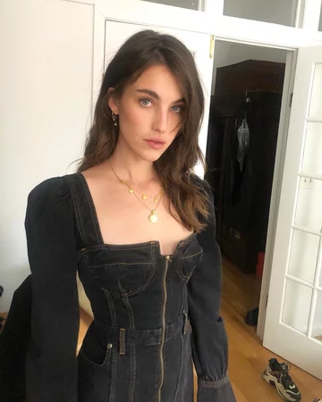 Rainey Qualley 