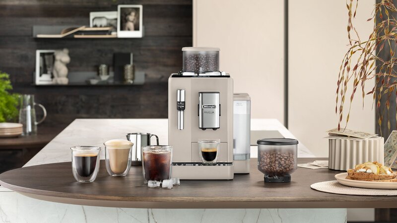 Ekspres do kawy De'Longhi Rivelia – propozycja do beżowej zabudowy kuchennej