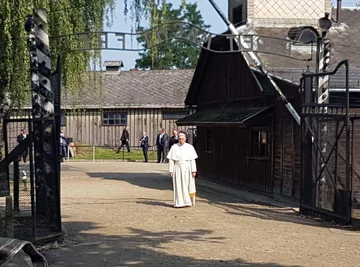 Papież Franciszek w byłym nazistowskim obozie koncentracyjnym Auschwitz-Birkenau Papież Franciszek w byłym nazistowskim obozie koncentracyjnym Auschwitz-Birkenau