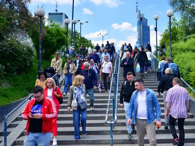 Miniatura: Połowa Polaków zarabia powyżej tej kwoty....