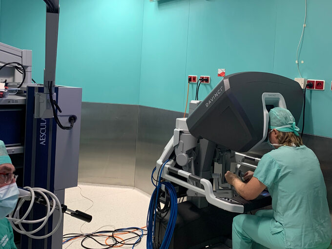 Pierwsza operacja kardiochirurgiczna robotem da Vinci - zespół prof. Piotra Suwalskiego