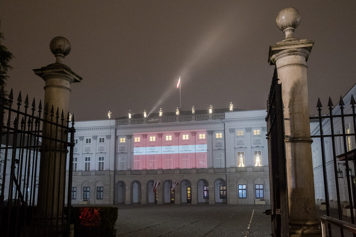 Iluminacja na fasadzie Pałacu Prezydenckiego 