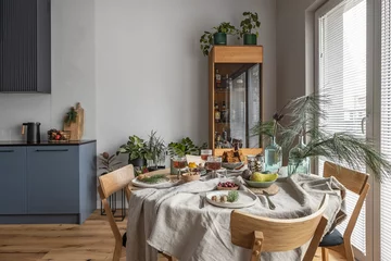 Dom z kobaltową sofą 