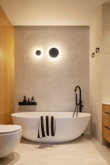 BXB studio stworzyło hybrydowe wnętrze w Warszawie – biuro i mikroapartament w jednym. Projekt zdobył European Property Awards 2025–2026 