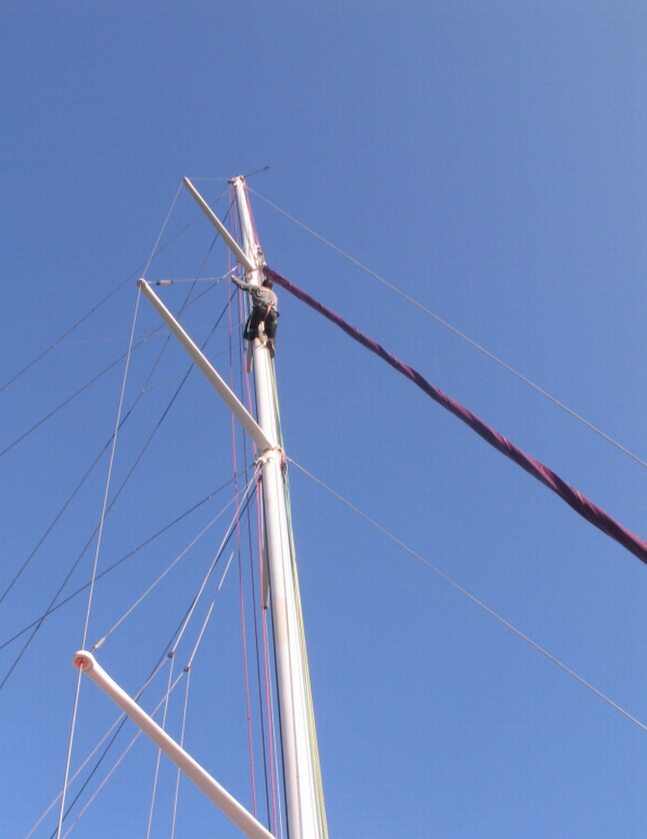 Skiper jachtu w drodze na top masztu. Maszt ma wysokość 25 metrów. to tyle samo co siedmiopiętrowy blok mieszkalny (fot.Marcin Lis)