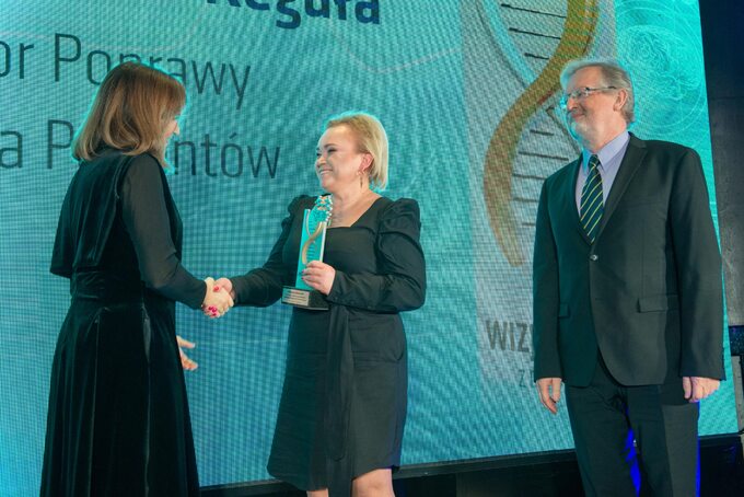 Ambasadorzy Poprawy Jakości Życia Pacjentów - Prof. Jarosław Reguła i prof. Grażyna Rydzewska, w której imieniu nagrodę odebrała dr Magdalena Kaniewska