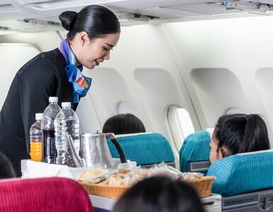Miniatura: Stewardesa oblała pasażera gorącą kawą....