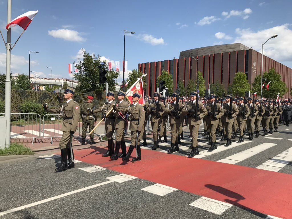 Pieszą część defilady Wierni Polsce – poczty sztandarowe jednostek Wojska Polskiego 