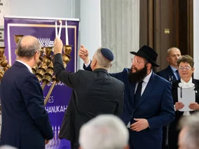 Miniatura: W Sejmie zapalono świece chanukowe....