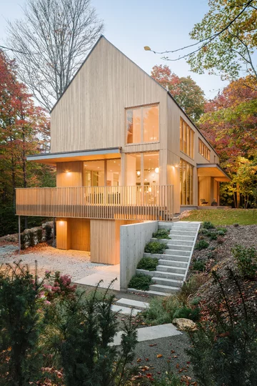 Drewniany dom w górach, projekt Thellend Fortin Architectes 