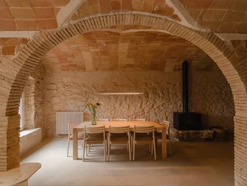 Rewitalizacja dawnej stolarni – projekt Clara Crous Arquitectura przywraca znaczenie materiałowi, światłu i oryginalnej strukturze budynku 