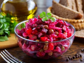 Miniatura: Ta wigilijna sałatka z buraków wygląda...