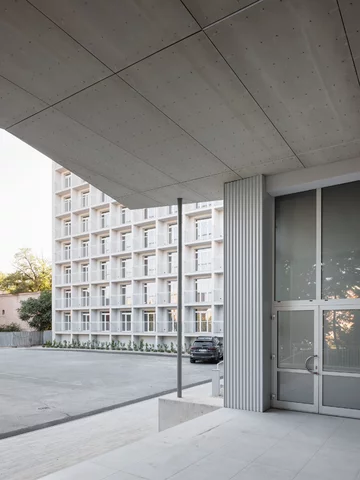Dawny hotel robotniczy w Koszycach odzyskał modernistyczną godność, projekt  Atrium Architekti 
