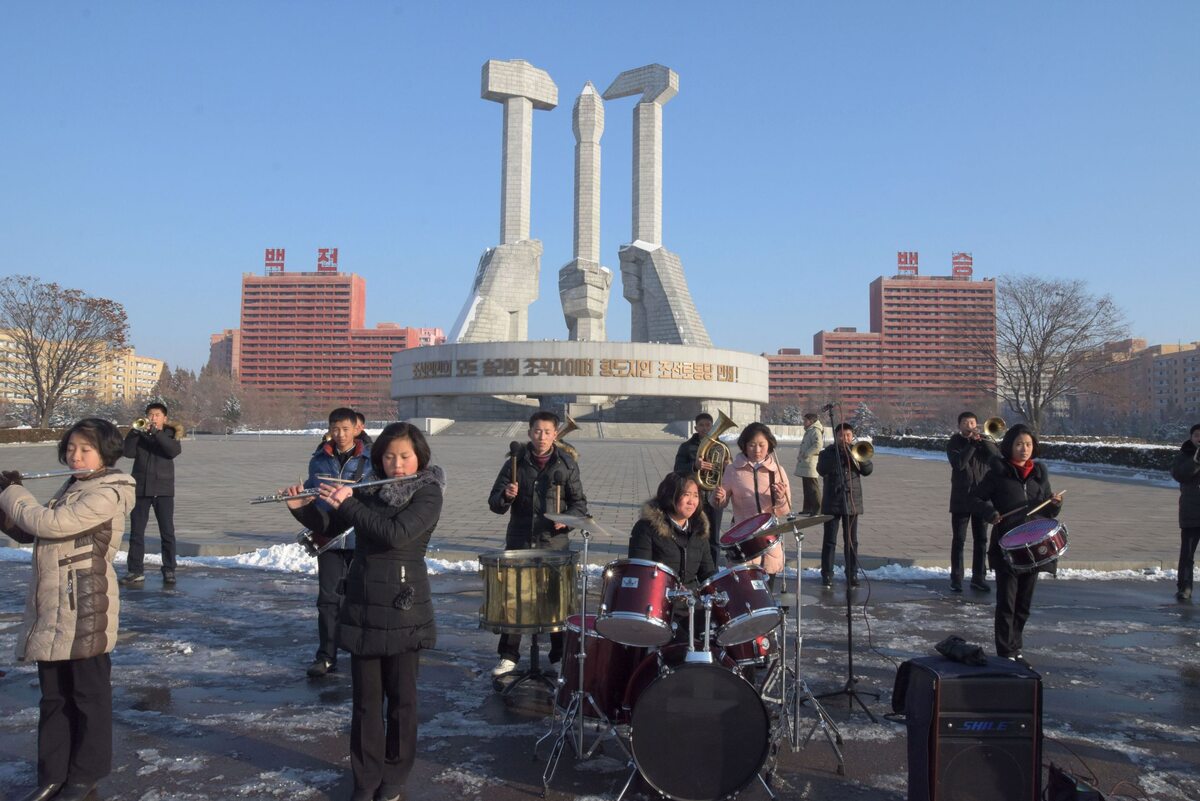 Zespół propagandowy grający przed pomnikiem Partii Pracy 