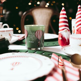 Zapachowa świeca sojowa LYCKLIG MYSTICAL PINE wypełnia wnętrze aromatem świeżych igieł sosny, tworząc atmosferę relaksu i&nbsp;spokoju. Dzięki naturalnemu woskowi sojowemu pali się r&oacute;wnomiernie i&nbsp;długo, nie&nbsp;wydzielając szkodliwych substancji