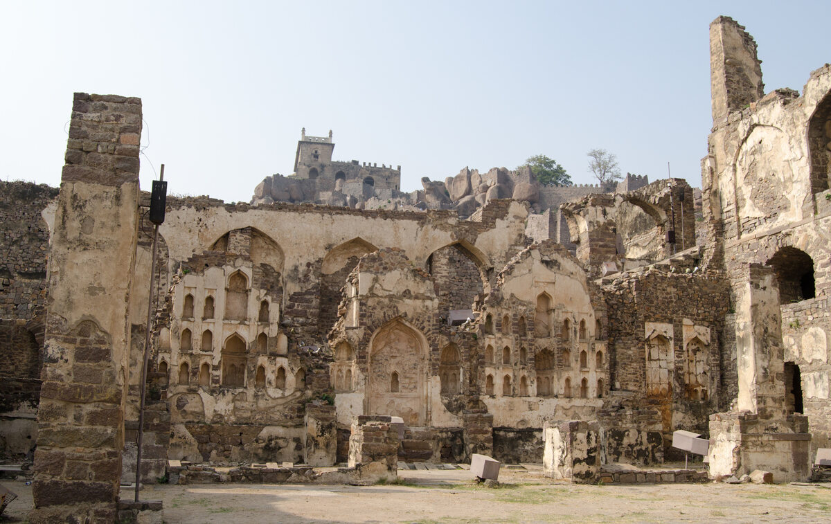 Golkonda, Indie XVI-wieczny zamek przez lata był siedzibą dynastii Qutb Shahi. Popadł w ruinę w 1687 roku po długim oblężeniu i znacznych zniszczeniach.